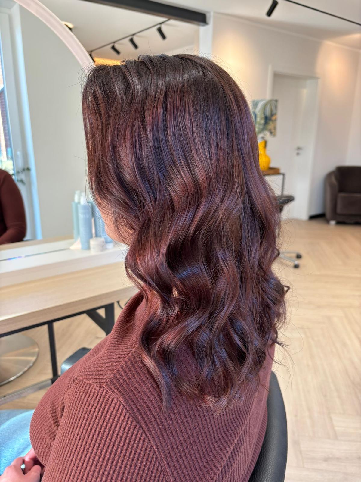 Rotbraune Coloration mit Glanzwellen