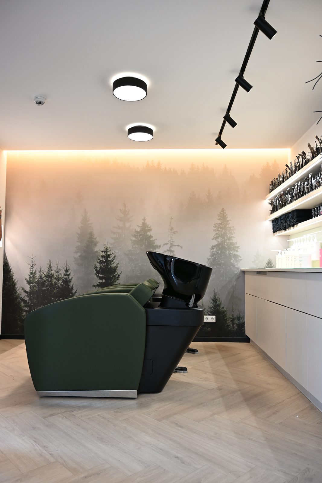 Waschbereich mit Waldmotiv im Salon Melanie B