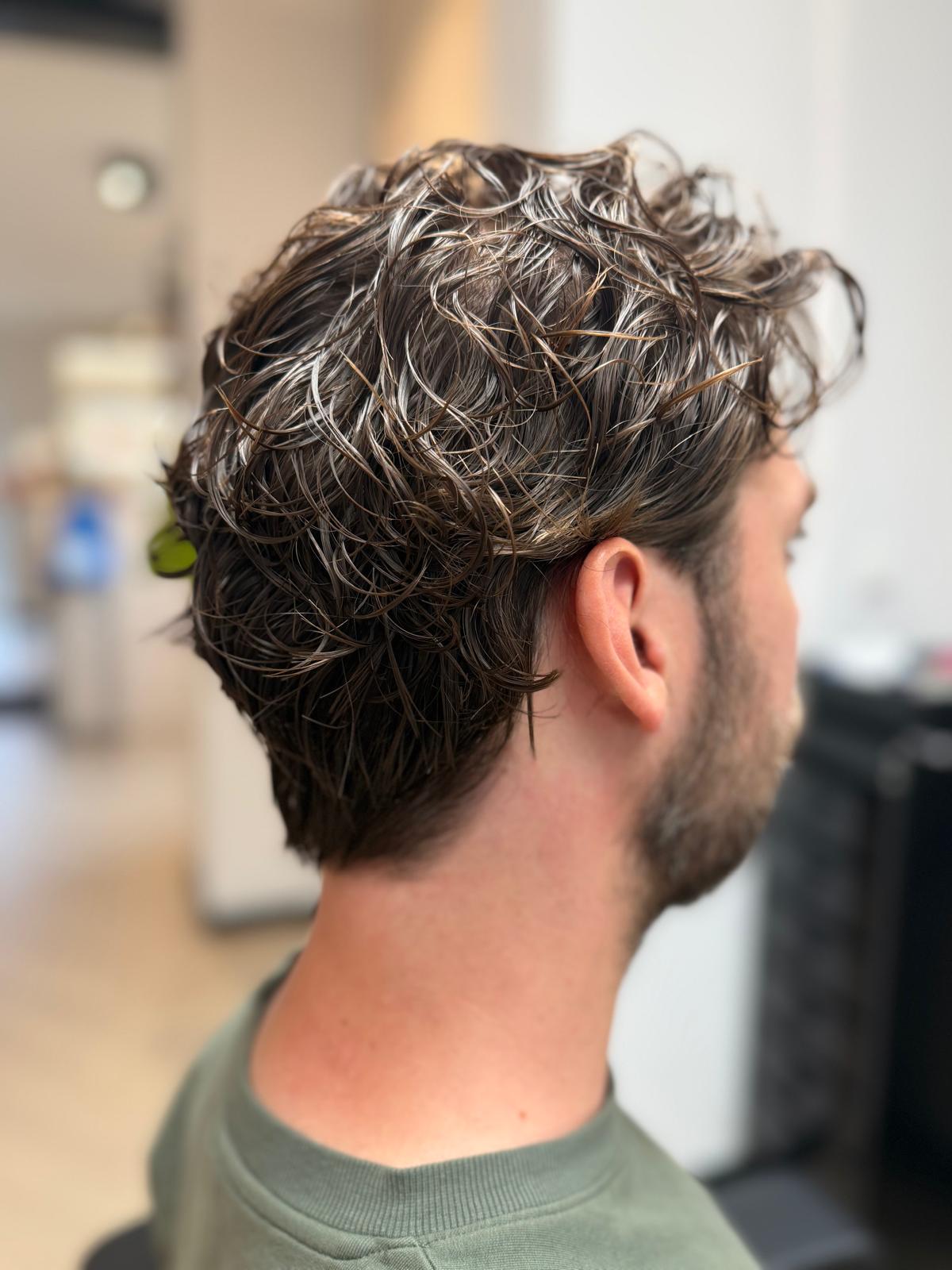 Herrenfrisur mit Locken