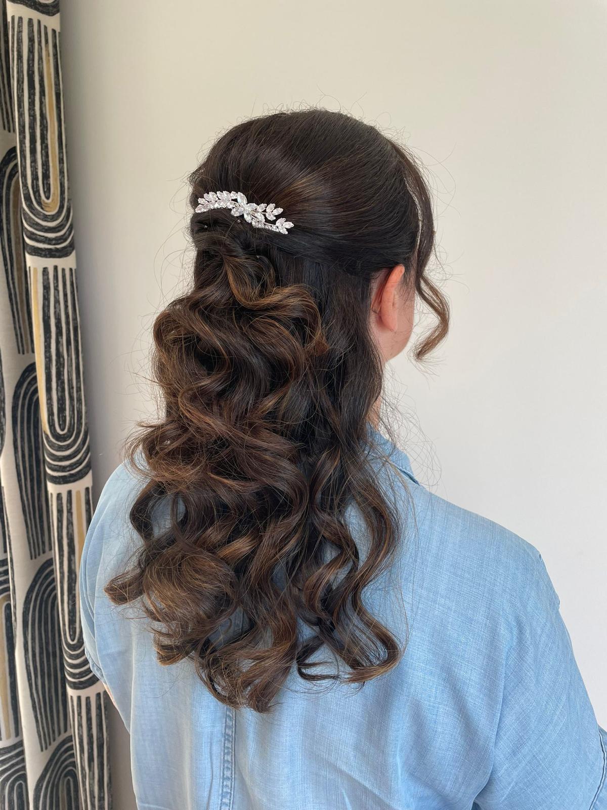 Halboffene Frisur mit weichen Locken und Haarschmuck